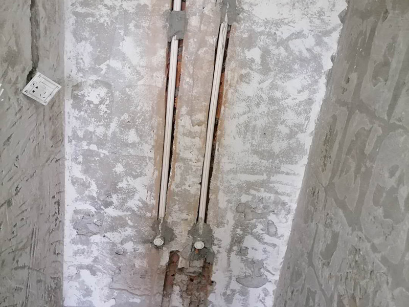 墻內(nèi)水管安裝維修：首先要根據(jù)自己家里的衛(wèi)生間的布局,確定墻排馬桶的安裝位置,再弄好排水管。整個隱蔽式水箱的安裝過程相對來說是簡單的,整個過程大約6個小時就可以了。為了安裝入墻水管過程中不必要的浪費行為，安裝人員應(yīng)量好所需管材的長度進行切割。管材切割采用專用管剪切斷，管剪刀片卡口應(yīng)調(diào)整到與所切割管徑相符，旋轉(zhuǎn)切斷時應(yīng)均勻加力，斷管時，斷面應(yīng)同管軸線垂直，切斷后，斷口整圓截面無毛刺。