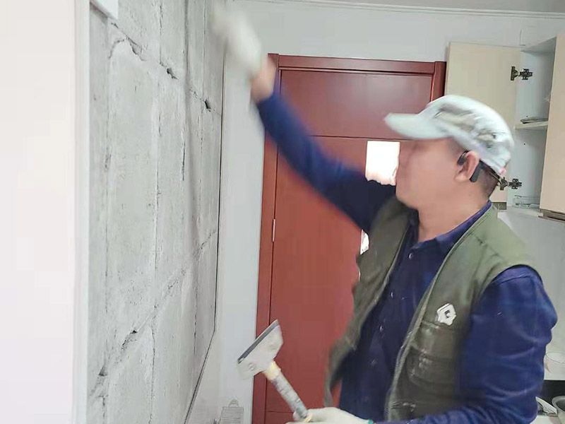 墻磚起翹維修：當(dāng)瓷磚起翹了我們要將其他的瓷磚全部都拆卸下來(lái)，并且要保證瓷磚底下的基層干凈干燥，接著根據(jù)相應(yīng)的比例調(diào)和水泥和黃沙。 在攪拌的時(shí)候可以利用攪拌泵將兩者攪拌均勻，鋪設(shè)地磚的水泥應(yīng)該要用425以上的水泥沙子，選擇粗紗根據(jù)1:2的比例進(jìn)行調(diào)配，同時(shí)要預(yù)留一毫米的伸縮縫。 接著將攪拌好的材料倒入空格中鋪上一層攪拌好的砂漿，厚度按照周?chē)某潭葹榛鶞?zhǔn)，避免出現(xiàn)鋪設(shè)過(guò)高或者過(guò)低的情況，最后再將瓷磚放上去，輕輕的壓實(shí)，直到和周?chē)粋€(gè)高度就行了。