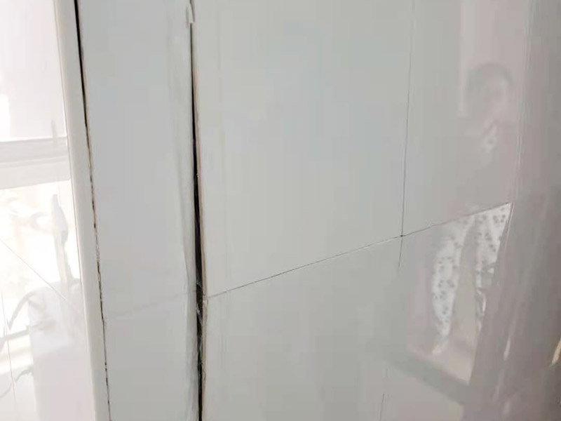 墻磚起翹維修：當(dāng)瓷磚起翹了我們要將其他的瓷磚全部都拆卸下來(lái)，并且要保證瓷磚底下的基層干凈干燥，接著根據(jù)相應(yīng)的比例調(diào)和水泥和黃沙。 在攪拌的時(shí)候可以利用攪拌泵將兩者攪拌均勻，鋪設(shè)地磚的水泥應(yīng)該要用425以上的水泥沙子，選擇粗紗根據(jù)1:2的比例進(jìn)行調(diào)配，同時(shí)要預(yù)留一毫米的伸縮縫。 接著將攪拌好的材料倒入空格中鋪上一層攪拌好的砂漿，厚度按照周?chē)某潭葹榛鶞?zhǔn)，避免出現(xiàn)鋪設(shè)過(guò)高或者過(guò)低的情況，最后再將瓷磚放上去，輕輕的壓實(shí)，直到和周?chē)粋€(gè)高度就行了。