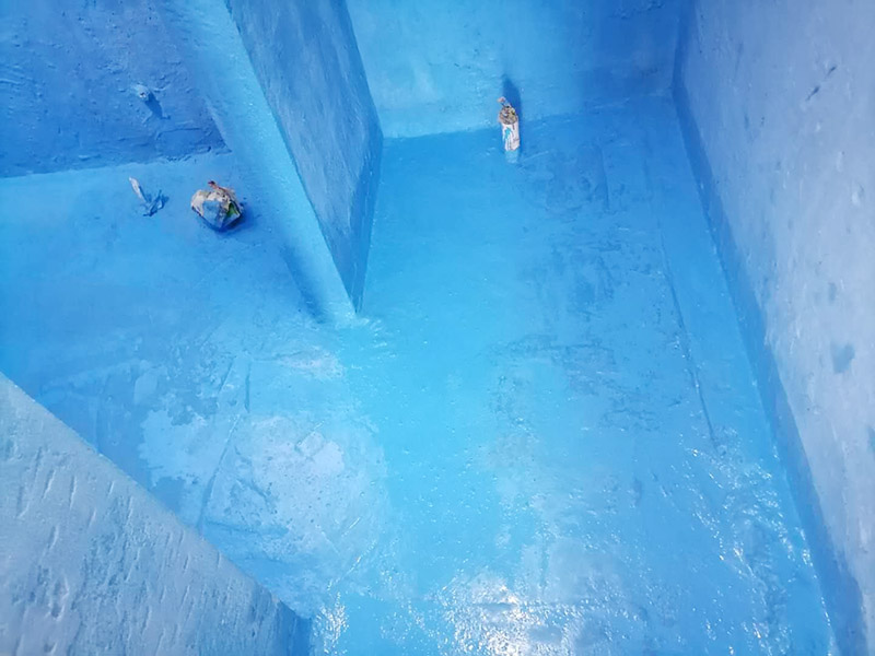 衛(wèi)生間防水維修: 鏟除原有的墻磚和地磚，這個步驟主要是針對老房二次裝修的，如果是新房可以跳過這個步驟，一般使用灰刀就可以，刮板也可以將原有的地磚鏟除掉。墻面將水電改造開槽用水泥封堵基層清理，細(xì)部附加層施工，在管根、地漏、陰陽角、等容易漏水的薄弱部位均勻涂刷，涂刷防水涂料兩遍，縱向橫向各涂刷一遍，做保護(hù)層，待防水干燥后放水做48小時閉水試驗(yàn)。