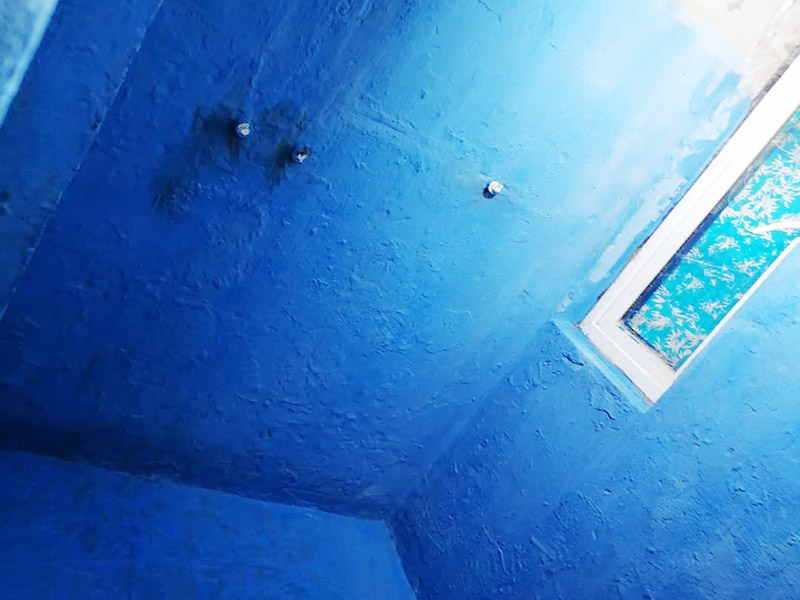 衛(wèi)生間防水維修: 鏟除原有的墻磚和地磚，這個步驟主要是針對老房二次裝修的，如果是新房可以跳過這個步驟，一般使用灰刀就可以，刮板也可以將原有的地磚鏟除掉。墻面將水電改造開槽用水泥封堵基層清理，細(xì)部附加層施工，在管根、地漏、陰陽角、等容易漏水的薄弱部位均勻涂刷，涂刷防水涂料兩遍，縱向橫向各涂刷一遍，做保護(hù)層，待防水干燥后放水做48小時閉水試驗(yàn)。