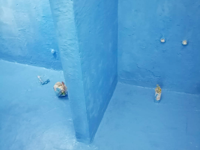 衛(wèi)生間防水維修: 鏟除原有的墻磚和地磚，這個步驟主要是針對老房二次裝修的，如果是新房可以跳過這個步驟，一般使用灰刀就可以，刮板也可以將原有的地磚鏟除掉。墻面將水電改造開槽用水泥封堵基層清理，細(xì)部附加層施工，在管根、地漏、陰陽角、等容易漏水的薄弱部位均勻涂刷，涂刷防水涂料兩遍，縱向橫向各涂刷一遍，做保護(hù)層，待防水干燥后放水做48小時閉水試驗(yàn)。