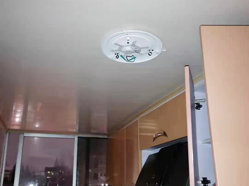 吸頂燈安裝維修：把底座放到位置上，畫好孔的位置，按照吸頂燈的安裝孔位，在天花上打眼，在打好眼的地方打入膠體，用以固定螺絲，把底座放上去，轉個角度，帶緊螺絲，接線，把燈管再裝回（這時可以試下燈是否會亮），然后再把燈罩蓋好。