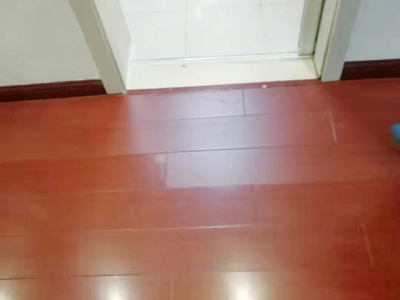 門框修復(fù)維修：由于天氣和環(huán)境的原因而造成木門開(kāi)裂的現(xiàn)象經(jīng)常發(fā)生，或者是在使用中由于不恰當(dāng)?shù)氖褂枚斐傻拈_(kāi)裂等現(xiàn)象經(jīng)常會(huì)出現(xiàn)，如果木門出現(xiàn)輕微的開(kāi)裂可以利用牙膏進(jìn)行修復(fù)，將牙膏涂抹在開(kāi)裂表面，待干燥的時(shí)候在表面涂抹上與木門相同的顏色，然后在其表面涂上指甲油，待過(guò)一段時(shí)間之前出現(xiàn)的裂縫就消失了。如果出現(xiàn)嚴(yán)重的裂紋就要請(qǐng)專業(yè)的人來(lái)維修。 在木門的正常使用中會(huì)出現(xiàn)門套與墻體出現(xiàn)縫隙，如果要是淺色系木門就會(huì)特別明顯，出現(xiàn)這種問(wèn)題的原因是因?yàn)榘惭b測(cè)量時(shí)沒(méi)有進(jìn)行精準(zhǔn)測(cè)量，這種情況如果是深色木門就不需要處理，如果要是淺色的話就需要用白色玻璃膠進(jìn)行修補(bǔ)。