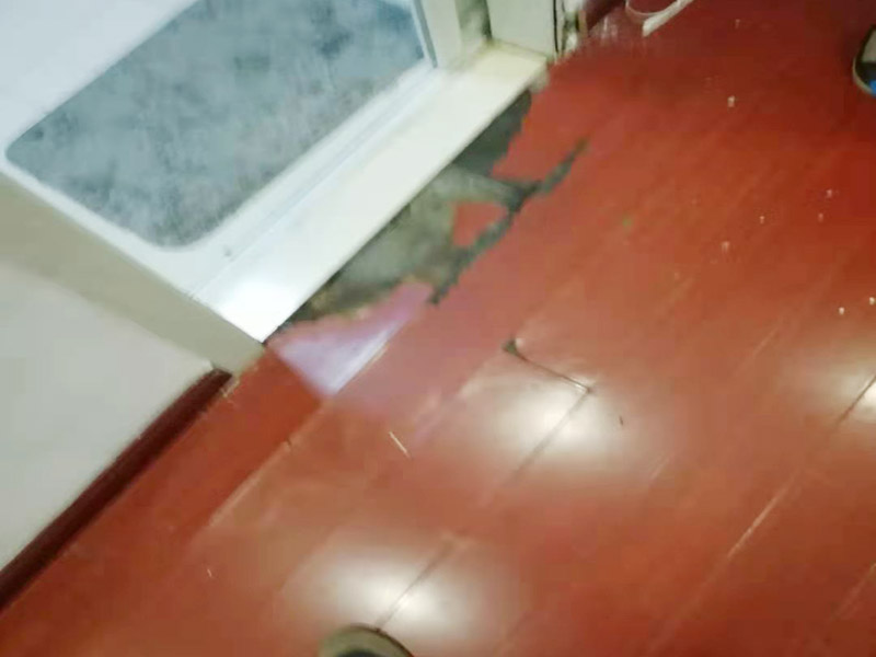 門框修復(fù)維修：由于天氣和環(huán)境的原因而造成木門開(kāi)裂的現(xiàn)象經(jīng)常發(fā)生，或者是在使用中由于不恰當(dāng)?shù)氖褂枚斐傻拈_(kāi)裂等現(xiàn)象經(jīng)常會(huì)出現(xiàn)，如果木門出現(xiàn)輕微的開(kāi)裂可以利用牙膏進(jìn)行修復(fù)，將牙膏涂抹在開(kāi)裂表面，待干燥的時(shí)候在表面涂抹上與木門相同的顏色，然后在其表面涂上指甲油，待過(guò)一段時(shí)間之前出現(xiàn)的裂縫就消失了。如果出現(xiàn)嚴(yán)重的裂紋就要請(qǐng)專業(yè)的人來(lái)維修。 在木門的正常使用中會(huì)出現(xiàn)門套與墻體出現(xiàn)縫隙，如果要是淺色系木門就會(huì)特別明顯，出現(xiàn)這種問(wèn)題的原因是因?yàn)榘惭b測(cè)量時(shí)沒(méi)有進(jìn)行精準(zhǔn)測(cè)量，這種情況如果是深色木門就不需要處理，如果要是淺色的話就需要用白色玻璃膠進(jìn)行修補(bǔ)。