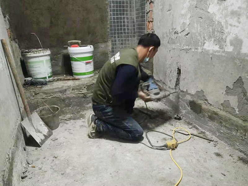 墻面線管打孔開槽：用切割機(jī)械及電錘將線槽開出。此過程要求工人對(duì)切割機(jī)使用熟練，才能嚴(yán)格按照線路裁切，還要細(xì)心謹(jǐn)慎，以防破壞其他墻面。設(shè)水管電線需要在墻面開槽，但是也要按照規(guī)范執(zhí)行，不然也會(huì)存在安全隱患。比如有的工人鋪設(shè)部分房間的電線時(shí)，直接在墻面橫向開槽，而且長(zhǎng)度很大。一般在墻面橫向開槽的跨度不能太大，因?yàn)闄M向開槽很容易導(dǎo)致墻面的抹灰層因重力而下沉，導(dǎo)致日后出現(xiàn)裂縫。