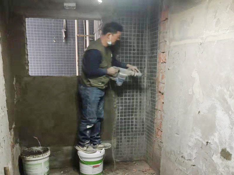 墻面線管打孔開槽：用切割機(jī)械及電錘將線槽開出。此過程要求工人對(duì)切割機(jī)使用熟練，才能嚴(yán)格按照線路裁切，還要細(xì)心謹(jǐn)慎，以防破壞其他墻面。設(shè)水管電線需要在墻面開槽，但是也要按照規(guī)范執(zhí)行，不然也會(huì)存在安全隱患。比如有的工人鋪設(shè)部分房間的電線時(shí)，直接在墻面橫向開槽，而且長(zhǎng)度很大。一般在墻面橫向開槽的跨度不能太大，因?yàn)闄M向開槽很容易導(dǎo)致墻面的抹灰層因重力而下沉，導(dǎo)致日后出現(xiàn)裂縫。