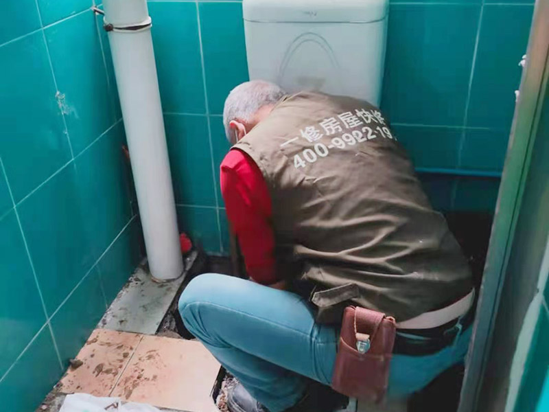 衛(wèi)生間蹲坑滲水維修：將表面的灰塵、油污、積水等處理干凈，并保持表面干燥； 如果瓷磚縫是用填縫劑填的，需要用刀劃出一個(gè)小槽； 在瓷磚面、瓷磚縫、墻縫、管根等水泥部位，噴滲透型防水劑，一定要噴涂均勻； 待防水劑9成干以后（大約2小時(shí)以后），用填縫膏填實(shí)所有瓷磚縫及破損和缺陷部位，管根周圍等薄弱環(huán)節(jié)用填縫膏涂刷加固； 地面與墻面連接處以及管根周圍用塑鋼泥做防水邊； 防水施工結(jié)束后，24小時(shí)內(nèi)施工部位不能淋水。