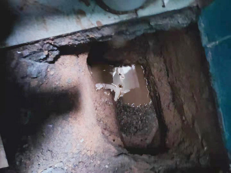 衛(wèi)生間蹲坑滲水維修：將表面的灰塵、油污、積水等處理干凈，并保持表面干燥； 如果瓷磚縫是用填縫劑填的，需要用刀劃出一個(gè)小槽； 在瓷磚面、瓷磚縫、墻縫、管根等水泥部位，噴滲透型防水劑，一定要噴涂均勻； 待防水劑9成干以后（大約2小時(shí)以后），用填縫膏填實(shí)所有瓷磚縫及破損和缺陷部位，管根周圍等薄弱環(huán)節(jié)用填縫膏涂刷加固； 地面與墻面連接處以及管根周圍用塑鋼泥做防水邊； 防水施工結(jié)束后，24小時(shí)內(nèi)施工部位不能淋水。