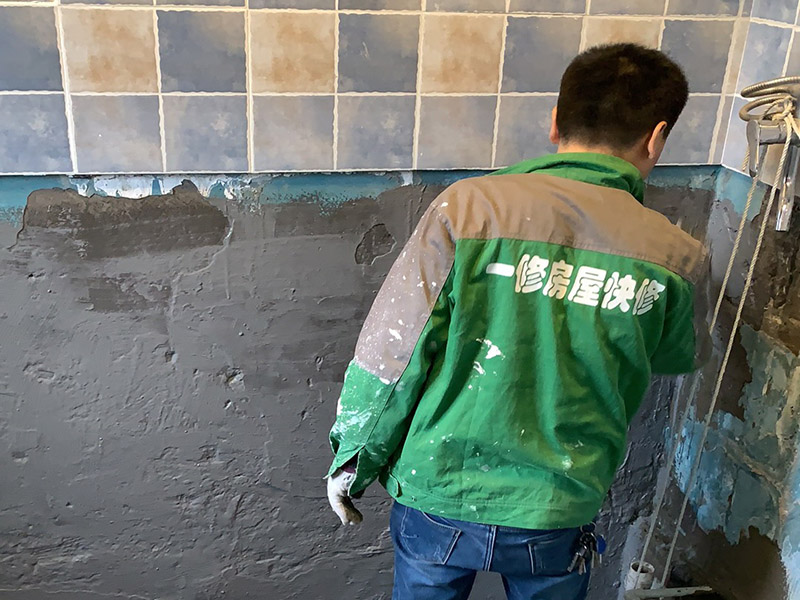 衛(wèi)生間墻地面防水：1.利用水泥砂漿水泥砂漿或豆石混凝土鋪平坡度。訣竅是：地漏附近坡度大，門口附近坡度小。 2.利用管根密封膏封嚴(yán)管線，管線要穿透樓板根部。刷防水涂料時可以貼1-2層玻璃絲布加強防水性。 3.墻壁表面打磨成干凈平光沒有顆?；覊m，墻壁與地面的交接區(qū)域注意原角和坡角的設(shè)置。 4.聚氨酯防水涂膜由管根和墻角處開始進行涂抹，在常溫下經(jīng)過4小時放干后，再大面積涂抹和刮刷。注意涂料總厚度大于1. 5毫米，不能有漏刮和鼓泡的不良現(xiàn)象。24小時后立面涂刷下一層，之后再以垂直的方向進行二次涂刷。最后涂膜半固化，拋甩粗砂粒方便與水泥砂漿融合。 5.防水層的設(shè)置與具體區(qū)域有關(guān)。防水地面的防水層應(yīng)高出地面200寬，地面防水層應(yīng)超出衛(wèi)生間門口以外300寬。而又淋浴的衛(wèi)生間墻面防水層則應(yīng)設(shè)置為高出地面1800寬。 6.展開閉水實驗的時候，先完成防水工作再利用包立管方法。之后再局部進行防水。閉水試驗也可為了避免破壞地面防水層而免做。