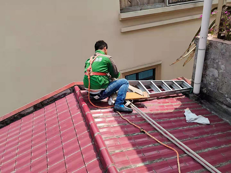 屋頂高空作業(yè)施工：凡在墜落高度基準(zhǔn)面2米以上（含2米）有可能墜落的高處進(jìn)行的作業(yè)，均稱為高空作業(yè)。本規(guī)程適用于電工.維修工及從事高空作業(yè)的員工。對于高度低于2米的作業(yè)平臺必須要有牢固的臨邊保護(hù)或扶手。高空作業(yè)人員應(yīng)牢固樹立安全意識，不得抱有任何僥幸心理。檢修作業(yè)時，登高用具首選升降平臺，如受場地或其它客觀因素限制時，可再考慮其它登高用具或攀登方法，但必須把安全因素放在第一位。