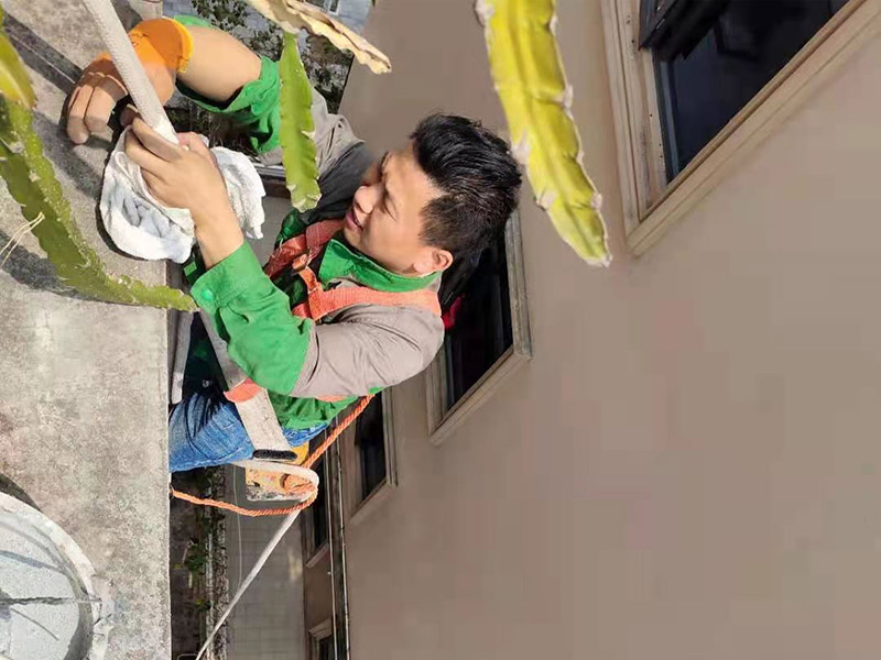 屋頂高空作業(yè)施工：凡在墜落高度基準(zhǔn)面2米以上（含2米）有可能墜落的高處進(jìn)行的作業(yè)，均稱為高空作業(yè)。本規(guī)程適用于電工.維修工及從事高空作業(yè)的員工。對于高度低于2米的作業(yè)平臺必須要有牢固的臨邊保護(hù)或扶手。高空作業(yè)人員應(yīng)牢固樹立安全意識，不得抱有任何僥幸心理。檢修作業(yè)時，登高用具首選升降平臺，如受場地或其它客觀因素限制時，可再考慮其它登高用具或攀登方法，但必須把安全因素放在第一位。