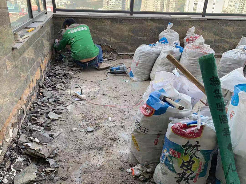 瓷磚拆除材料入場：先把地面上的東西全搬出去，然后戴上手套和防護眼鏡，用錘子把一塊瓷磚敲碎，再用扁的鑿子往里撬，一片一片慢慢鑿，這種方法費力費時。用小型的電鎬或瓷磚鏟除機就能輕輕松松完成任務。戴上手套和防護眼鏡，用小型的電鎬先從墻低的第一塊磚的邊緣開始鏟除，序次鏟除完整個墻面的瓷磚。