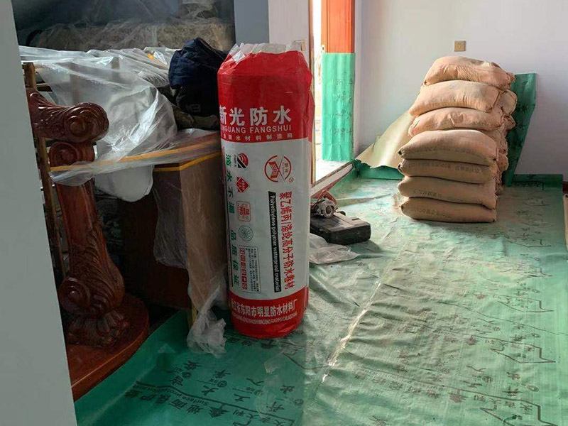 瓷磚拆除材料入場：先把地面上的東西全搬出去，然后戴上手套和防護眼鏡，用錘子把一塊瓷磚敲碎，再用扁的鑿子往里撬，一片一片慢慢鑿，這種方法費力費時。用小型的電鎬或瓷磚鏟除機就能輕輕松松完成任務。戴上手套和防護眼鏡，用小型的電鎬先從墻低的第一塊磚的邊緣開始鏟除，序次鏟除完整個墻面的瓷磚。