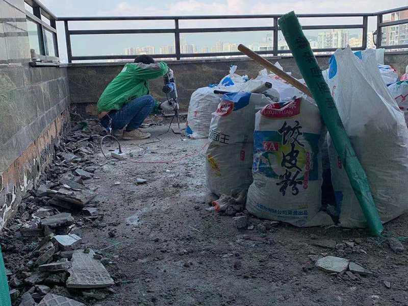 頂面瓷磚拆除建渣裝袋：漏水有可能是地面的防水有斷裂，可以把地面的磚縫用防水涂料重新涂一下。如果已經(jīng)影響到樓下了，這樣處理的效果可能不會(huì)太好，因?yàn)閿嗔训牟皇谴纱u而是防水層，而水在瓷磚下面是流動(dòng)的，所以光堵一兩個(gè)磚縫肯定還會(huì)漏水。 最好的方法是將原來的瓷磚和防水層都拆除掉，重新做防水層，重新鋪磚。可以將地面和墻面的防水全部拆除，整體翻新；也可以把地面的拆除，墻面只拆除從地面往上的兩片磚，在墻面兩片磚以下的部分做防水。