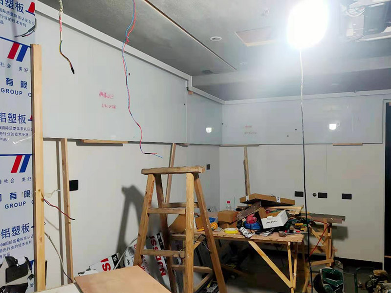 門店局部改造裝修：店鋪內(nèi)是要擺放各種商品的，因此店鋪的內(nèi)部一定要合理的布局，專業(yè)的設(shè)計(jì)師都知道要進(jìn)行合理的內(nèi)部設(shè)計(jì)，最好是設(shè)計(jì)成柜臺(tái)或者是墻掛，這樣就可以令商品整齊有序的展示出來(lái)，讓消費(fèi)者更好的挑選商品，提高銷售業(yè)績(jī) 店鋪裝修中的燈光設(shè)計(jì)是必不可少的，要保證燈光的數(shù)量恰到好處，節(jié)約用電的同時(shí)保證照明效果。