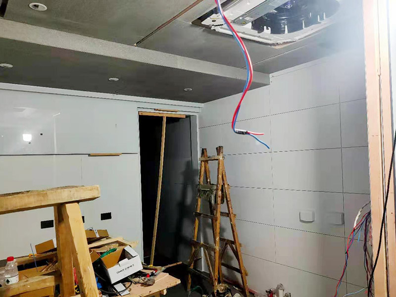 門店局部改造裝修：店鋪內(nèi)是要擺放各種商品的，因此店鋪的內(nèi)部一定要合理的布局，專業(yè)的設(shè)計(jì)師都知道要進(jìn)行合理的內(nèi)部設(shè)計(jì)，最好是設(shè)計(jì)成柜臺(tái)或者是墻掛，這樣就可以令商品整齊有序的展示出來(lái)，讓消費(fèi)者更好的挑選商品，提高銷售業(yè)績(jī) 店鋪裝修中的燈光設(shè)計(jì)是必不可少的，要保證燈光的數(shù)量恰到好處，節(jié)約用電的同時(shí)保證照明效果。