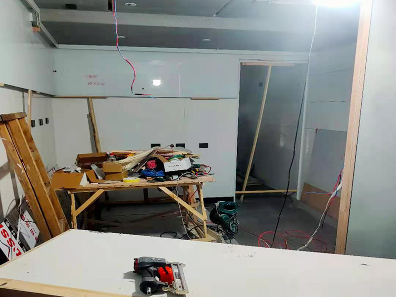 門店吧臺(tái)木工裝修：1.按圖施工：木工的第一步驟是看設(shè)計(jì)圖紙，了解所需要進(jìn)行的材料數(shù)量，確定大致施工方向和施工周期 2.材料進(jìn)場(chǎng)：前期的裝修步驟完成，施工現(xiàn)場(chǎng)清理干凈之后，就可以安排木工的材料進(jìn)場(chǎng)準(zhǔn)備了。 3.搭建施工臺(tái)：木工施工需要搭建自用的施工臺(tái)，主要用于切割木板材，處理木板材的平整度等等。 4.架設(shè)龍骨：主要是安裝主副龍骨、固定石膏板、裝飾石膏板表層等。 5.制造框架：門套，窗套的制作，電視柜、書柜、衣柜、酒水柜、櫥柜等等家具的框架 6.表層封裝：各類木制品完成之后，對(duì)其表面進(jìn)行細(xì)節(jié)封裝，然后進(jìn)行細(xì)節(jié)檢查修補(bǔ)。 7.油漆：所有工序完成后，對(duì)其表面進(jìn)行油漆修飾。