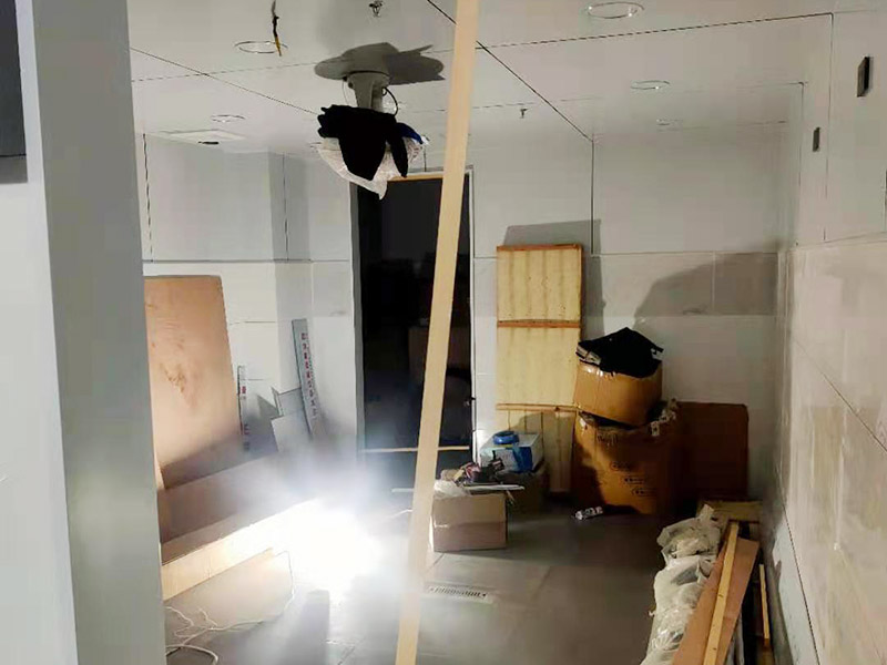 門店吧臺(tái)木工裝修：1.按圖施工：木工的第一步驟是看設(shè)計(jì)圖紙，了解所需要進(jìn)行的材料數(shù)量，確定大致施工方向和施工周期 2.材料進(jìn)場(chǎng)：前期的裝修步驟完成，施工現(xiàn)場(chǎng)清理干凈之后，就可以安排木工的材料進(jìn)場(chǎng)準(zhǔn)備了。 3.搭建施工臺(tái)：木工施工需要搭建自用的施工臺(tái)，主要用于切割木板材，處理木板材的平整度等等。 4.架設(shè)龍骨：主要是安裝主副龍骨、固定石膏板、裝飾石膏板表層等。 5.制造框架：門套，窗套的制作，電視柜、書柜、衣柜、酒水柜、櫥柜等等家具的框架 6.表層封裝：各類木制品完成之后，對(duì)其表面進(jìn)行細(xì)節(jié)封裝，然后進(jìn)行細(xì)節(jié)檢查修補(bǔ)。 7.油漆：所有工序完成后，對(duì)其表面進(jìn)行油漆修飾。