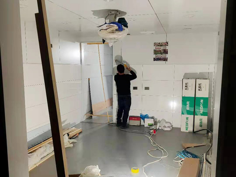 門店吧臺(tái)木工裝修：1.按圖施工：木工的第一步驟是看設(shè)計(jì)圖紙，了解所需要進(jìn)行的材料數(shù)量，確定大致施工方向和施工周期 2.材料進(jìn)場(chǎng)：前期的裝修步驟完成，施工現(xiàn)場(chǎng)清理干凈之后，就可以安排木工的材料進(jìn)場(chǎng)準(zhǔn)備了。 3.搭建施工臺(tái)：木工施工需要搭建自用的施工臺(tái)，主要用于切割木板材，處理木板材的平整度等等。 4.架設(shè)龍骨：主要是安裝主副龍骨、固定石膏板、裝飾石膏板表層等。 5.制造框架：門套，窗套的制作，電視柜、書柜、衣柜、酒水柜、櫥柜等等家具的框架 6.表層封裝：各類木制品完成之后，對(duì)其表面進(jìn)行細(xì)節(jié)封裝，然后進(jìn)行細(xì)節(jié)檢查修補(bǔ)。 7.油漆：所有工序完成后，對(duì)其表面進(jìn)行油漆修飾。