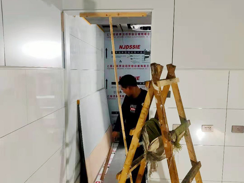 門店吧臺(tái)木工裝修：1.按圖施工：木工的第一步驟是看設(shè)計(jì)圖紙，了解所需要進(jìn)行的材料數(shù)量，確定大致施工方向和施工周期 2.材料進(jìn)場(chǎng)：前期的裝修步驟完成，施工現(xiàn)場(chǎng)清理干凈之后，就可以安排木工的材料進(jìn)場(chǎng)準(zhǔn)備了。 3.搭建施工臺(tái)：木工施工需要搭建自用的施工臺(tái)，主要用于切割木板材，處理木板材的平整度等等。 4.架設(shè)龍骨：主要是安裝主副龍骨、固定石膏板、裝飾石膏板表層等。 5.制造框架：門套，窗套的制作，電視柜、書柜、衣柜、酒水柜、櫥柜等等家具的框架 6.表層封裝：各類木制品完成之后，對(duì)其表面進(jìn)行細(xì)節(jié)封裝，然后進(jìn)行細(xì)節(jié)檢查修補(bǔ)。 7.油漆：所有工序完成后，對(duì)其表面進(jìn)行油漆修飾。