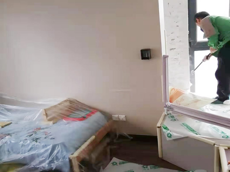 墻面翻新成品保護(hù):墻面如果出現(xiàn)細(xì)微白色粉末，說(shuō)明墻內(nèi)鹽分在析出，這時(shí)候建議大家可以用尼龍刷或鐵刷將其刷除，在觀(guān)察幾天，確定不再有白色粉末析出，且待水泥墻面干燥磨平，便可上漆?？梢允褂玫痘蚴氰F刷來(lái)除去墻面剝落的漆膜，然后利用砂紙將墻面表層磨平就可以了。底漆一般不用特別來(lái)處理的墻面，如果是問(wèn)題的墻面，那么就要針對(duì)相應(yīng)的墻面問(wèn)題來(lái)選擇專(zhuān)治問(wèn)題的底漆。墻面涂刷的時(shí)候應(yīng)該先從頂部開(kāi)始再往下刷，否則會(huì)造成油漆滴落弄花已完成的墻面。