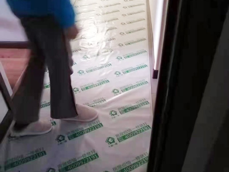 墻面翻新成品保護(hù):墻面如果出現(xiàn)細(xì)微白色粉末，說(shuō)明墻內(nèi)鹽分在析出，這時(shí)候建議大家可以用尼龍刷或鐵刷將其刷除，在觀(guān)察幾天，確定不再有白色粉末析出，且待水泥墻面干燥磨平，便可上漆?？梢允褂玫痘蚴氰F刷來(lái)除去墻面剝落的漆膜，然后利用砂紙將墻面表層磨平就可以了。底漆一般不用特別來(lái)處理的墻面，如果是問(wèn)題的墻面，那么就要針對(duì)相應(yīng)的墻面問(wèn)題來(lái)選擇專(zhuān)治問(wèn)題的底漆。墻面涂刷的時(shí)候應(yīng)該先從頂部開(kāi)始再往下刷，否則會(huì)造成油漆滴落弄花已完成的墻面。