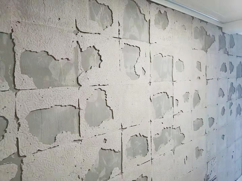 墻磚拆除維修：先把地面上的東西全搬出去，然后戴上手套和防護(hù)眼鏡，用錘子把一塊瓷磚敲碎，再用扁的鑿子往里撬，一片一片慢慢鑿，這種方法費力費時。用小型的電鎬或瓷磚鏟除機(jī)就能輕輕松松完成任務(wù)。