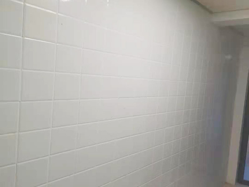 墻磚拆除維修：先把地面上的東西全搬出去，然后戴上手套和防護(hù)眼鏡，用錘子把一塊瓷磚敲碎，再用扁的鑿子往里撬，一片一片慢慢鑿，這種方法費力費時。用小型的電鎬或瓷磚鏟除機(jī)就能輕輕松松完成任務(wù)。