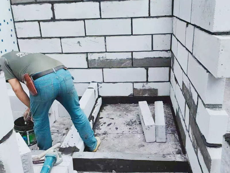 水泥砌空心磚施工：先用墨斗彈出統(tǒng)一的水平線、房間地面整體的縱橫直角線和墻體垂直線。在砌筑前，要先將樓地面用水泥砂漿找平。根據(jù)現(xiàn)場實(shí)際尺寸排第一層磚，要注意預(yù)留出門窗及洞口的尺寸。施工過程中，要嚴(yán)格控制水泥砂漿強(qiáng)度等級(jí)，確保砌筑砂漿飽滿。衛(wèi)生間及廚房必須倒地梁，倒地梁處必須鏟除原有的防水層，不能在原有的防水層或者砂漿層上直接砌筑。地梁的高度不得低于150毫米，其寬度一般與磚同寬。倒地梁前應(yīng)先沖洗地面，并用素水泥漿做結(jié)合處理。