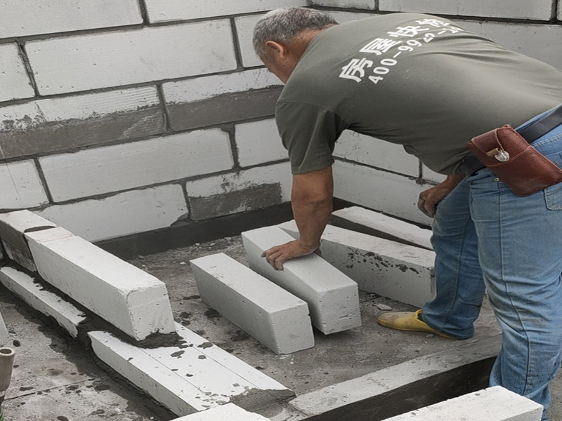 水泥砌空心磚施工：先用墨斗彈出統(tǒng)一的水平線、房間地面整體的縱橫直角線和墻體垂直線。在砌筑前，要先將樓地面用水泥砂漿找平。根據(jù)現(xiàn)場實(shí)際尺寸排第一層磚，要注意預(yù)留出門窗及洞口的尺寸。施工過程中，要嚴(yán)格控制水泥砂漿強(qiáng)度等級(jí)，確保砌筑砂漿飽滿。衛(wèi)生間及廚房必須倒地梁，倒地梁處必須鏟除原有的防水層，不能在原有的防水層或者砂漿層上直接砌筑。地梁的高度不得低于150毫米，其寬度一般與磚同寬。倒地梁前應(yīng)先沖洗地面，并用素水泥漿做結(jié)合處理。