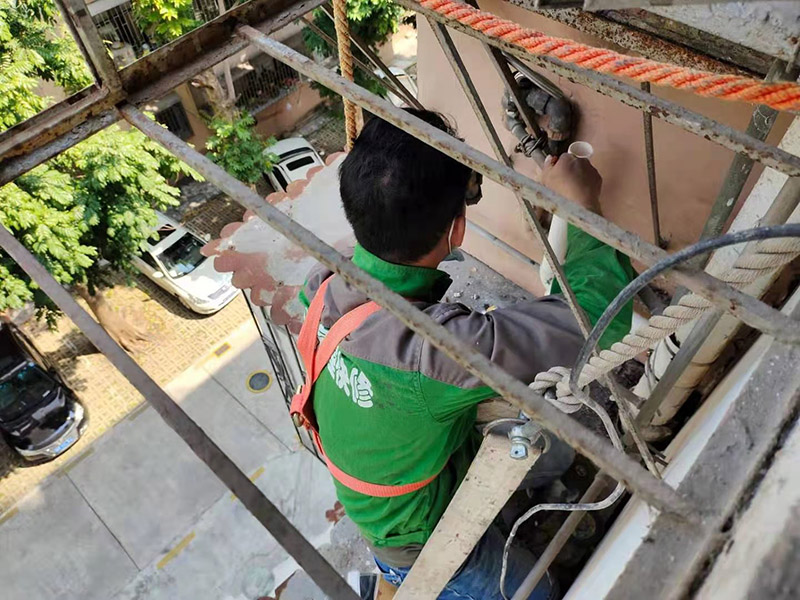 外墻水管改造維修：確定管道的走向和高度。接下來用云石機(jī)開槽。根據(jù)需要裁剪出各種長度的管材，待用。熱熔機(jī)加熱，綠燈變成紅燈時把管材放進(jìn)去連接。放管，安裝管卡。15mm冷水管間隔應(yīng)小于0.6m，熱水管為0.25米。20mm冷水管應(yīng)小于0.6米，熱水管應(yīng)小于0.3米。用料漿填槽抹平即可。