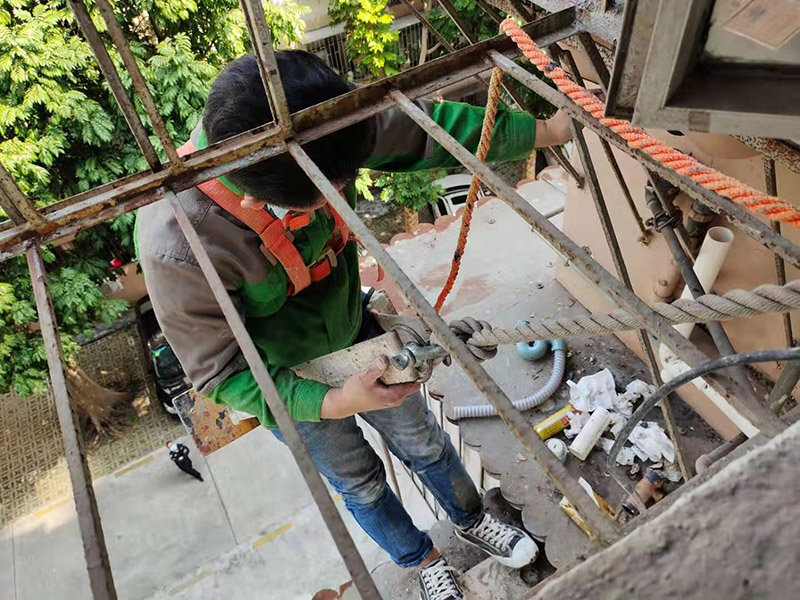 外墻水管改造維修：確定管道的走向和高度。接下來用云石機(jī)開槽。根據(jù)需要裁剪出各種長度的管材，待用。熱熔機(jī)加熱，綠燈變成紅燈時把管材放進(jìn)去連接。放管，安裝管卡。15mm冷水管間隔應(yīng)小于0.6m，熱水管為0.25米。20mm冷水管應(yīng)小于0.6米，熱水管應(yīng)小于0.3米。用料漿填槽抹平即可。