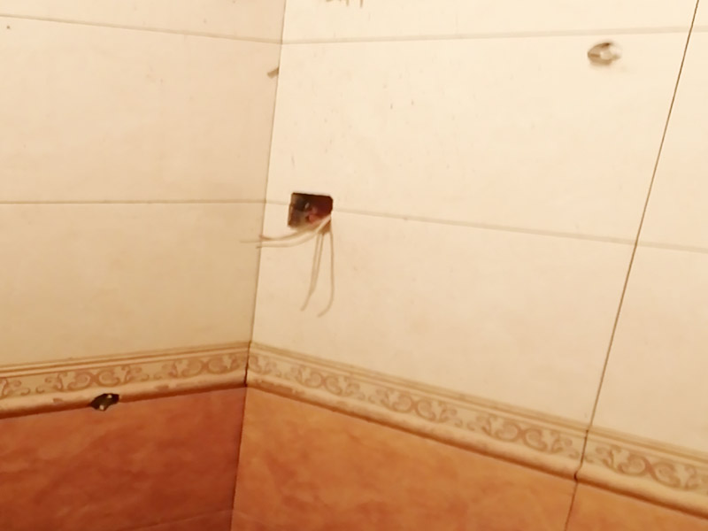 衛(wèi)生間貼磚施工：一是墻磚應(yīng)從下向上鋪貼,且一面墻不能一次貼到頂,接縫一般為1~3毫米;二是鋪貼前要先處理墻面的平整,處理裂縫;三是粘結(jié)材料的涂抹要中間稍高于四周,用橡膠錘敲擊表面以固定,這樣一來可以避免空氣積存于粘結(jié)層中。同時要進行水平檢測;四是粘結(jié)材料要挑和適當(dāng),一般墻面水泥與沙比例為1:4,地面水泥與沙比例為1:32. 地面要打平。 注意的是防水層的處理。在廚廁之些地方的墻面更應(yīng)高度注意。因為更換瓷片通常會破壞原有水泥沙槳防水層。補救辦法是在貼設(shè)瓷磚前先打一層瀝青防水層。