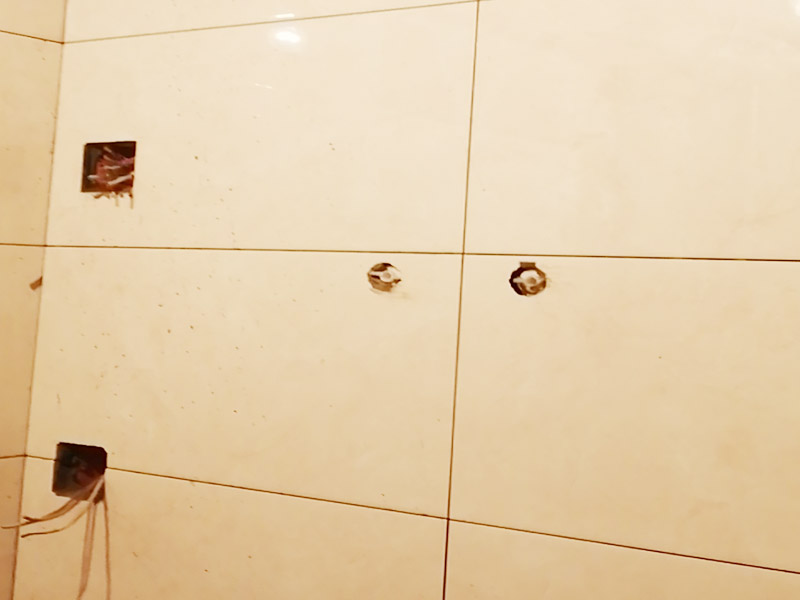 衛(wèi)生間貼磚施工：一是墻磚應(yīng)從下向上鋪貼,且一面墻不能一次貼到頂,接縫一般為1~3毫米;二是鋪貼前要先處理墻面的平整,處理裂縫;三是粘結(jié)材料的涂抹要中間稍高于四周,用橡膠錘敲擊表面以固定,這樣一來可以避免空氣積存于粘結(jié)層中。同時要進行水平檢測;四是粘結(jié)材料要挑和適當(dāng),一般墻面水泥與沙比例為1:4,地面水泥與沙比例為1:32. 地面要打平。 注意的是防水層的處理。在廚廁之些地方的墻面更應(yīng)高度注意。因為更換瓷片通常會破壞原有水泥沙槳防水層。補救辦法是在貼設(shè)瓷磚前先打一層瀝青防水層。