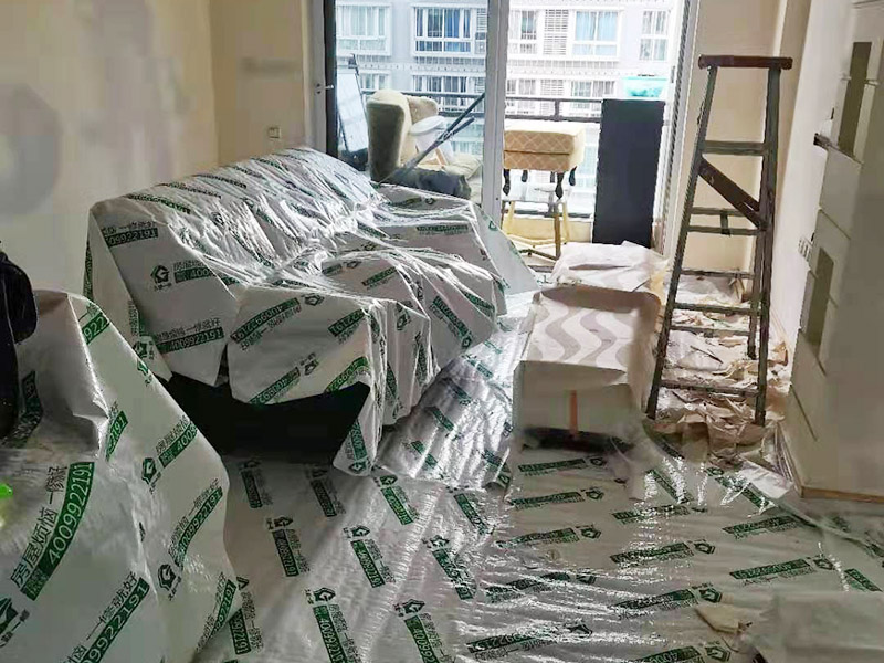 裝修成品保護：各種裝修物料的進場以及各種建筑裝修垃圾的清理，都會經(jīng)過入戶門，這些物品在搬運的過程中，難免會和入戶門發(fā)生磕碰，造成入戶門的磕碰劃傷，所以，第一個需要做好成品保護的地方就是入戶門。 做法：在裝修開工前直到家具進場期間，都需要對入戶門進行保護！可以使用成品保護膜將門包裹。 地面瓷磚鋪貼完后，用成品保護膜覆蓋磚面，既可以防止裝修時的沙子磨傷地面，同時也能有效地防止油漆涂料等有色液體滴落磚面，造成地面污染。 好處：1.平整美觀；2.不會有泥沙塵土進入瓷磚；3.施工時不會刮花瓷磚；4.時間久了瓷磚依然干凈無塵。