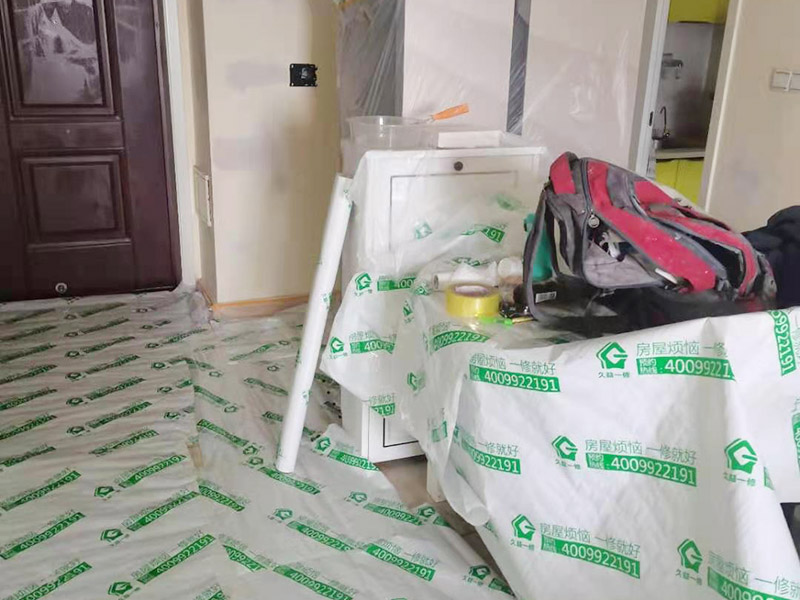 裝修成品保護：各種裝修物料的進場以及各種建筑裝修垃圾的清理，都會經(jīng)過入戶門，這些物品在搬運的過程中，難免會和入戶門發(fā)生磕碰，造成入戶門的磕碰劃傷，所以，第一個需要做好成品保護的地方就是入戶門。 做法：在裝修開工前直到家具進場期間，都需要對入戶門進行保護！可以使用成品保護膜將門包裹。 地面瓷磚鋪貼完后，用成品保護膜覆蓋磚面，既可以防止裝修時的沙子磨傷地面，同時也能有效地防止油漆涂料等有色液體滴落磚面，造成地面污染。 好處：1.平整美觀；2.不會有泥沙塵土進入瓷磚；3.施工時不會刮花瓷磚；4.時間久了瓷磚依然干凈無塵。
