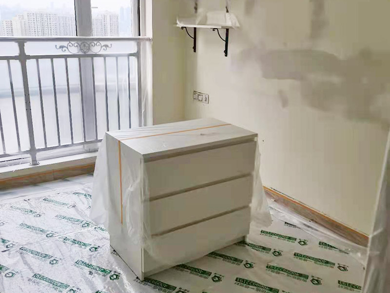 裝修成品保護：各種裝修物料的進場以及各種建筑裝修垃圾的清理，都會經(jīng)過入戶門，這些物品在搬運的過程中，難免會和入戶門發(fā)生磕碰，造成入戶門的磕碰劃傷，所以，第一個需要做好成品保護的地方就是入戶門。 做法：在裝修開工前直到家具進場期間，都需要對入戶門進行保護！可以使用成品保護膜將門包裹。 地面瓷磚鋪貼完后，用成品保護膜覆蓋磚面，既可以防止裝修時的沙子磨傷地面，同時也能有效地防止油漆涂料等有色液體滴落磚面，造成地面污染。 好處：1.平整美觀；2.不會有泥沙塵土進入瓷磚；3.施工時不會刮花瓷磚；4.時間久了瓷磚依然干凈無塵。