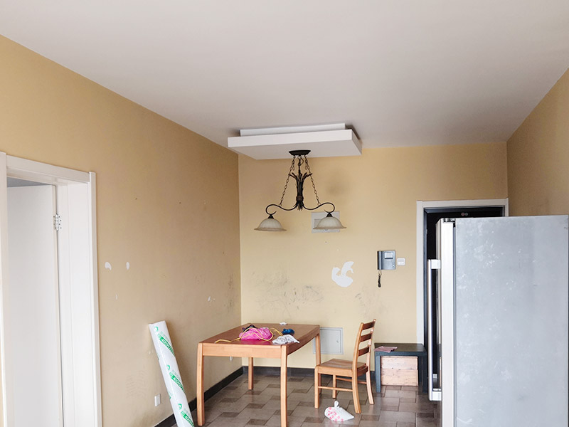 二手房翻新改造：第一步：規(guī)劃與設計。就是計劃一下哪里需要改動，哪里需要重裝，費用預算之類的，進行一個全面的預估，最終裝修的樣子落在圖紙上。第二步，拆舊與改造。這個在二手房改造中非常重要，對于不滿意的結構進行拆除，同時要考慮到一些承重墻。第三步：水電改造。也就是傳說中的隱蔽工程，很多二手房都需要改水電，因為原來的設計不合理。