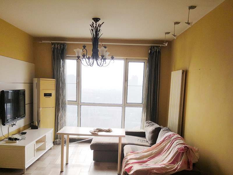 二手房翻新改造：第一步：規(guī)劃與設計。就是計劃一下哪里需要改動，哪里需要重裝，費用預算之類的，進行一個全面的預估，最終裝修的樣子落在圖紙上。第二步，拆舊與改造。這個在二手房改造中非常重要，對于不滿意的結構進行拆除，同時要考慮到一些承重墻。第三步：水電改造。也就是傳說中的隱蔽工程，很多二手房都需要改水電，因為原來的設計不合理。