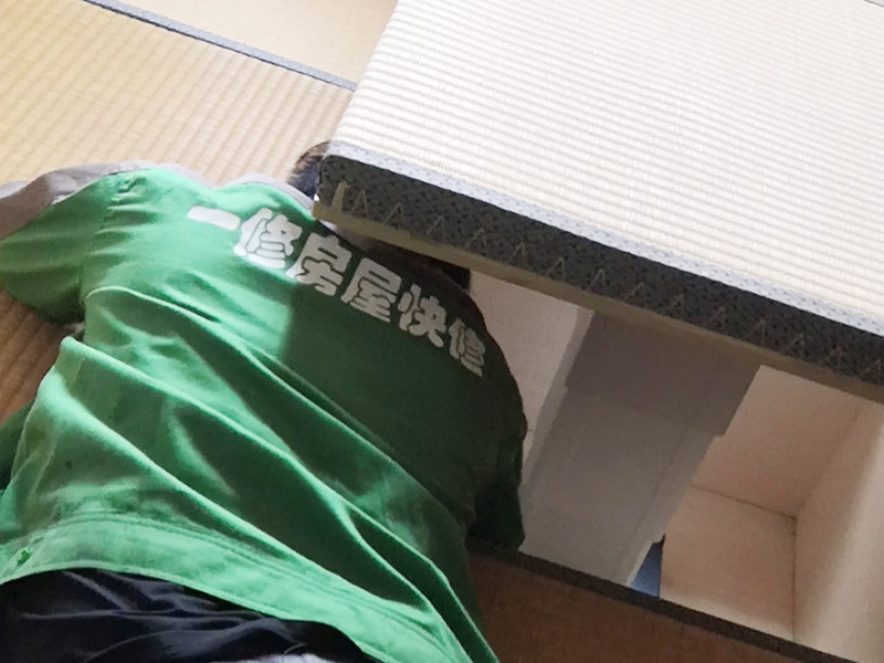 家具維修翻新：清除舊家具上的污垢也是非常關(guān)鍵的，因?yàn)檫@是確保古舊家具翻新質(zhì)量的最關(guān)鍵的工序之一。特別是對(duì)榫卯結(jié)合部位一定有殘存的鰾膠，因此要用刷子和熱水沖刷干凈，再用刨刃或刮刀輕刮榫頭的表面,直到見(jiàn)到新木茬為止，這樣是可以增加鰾膠的粘合力。另外，要仔細(xì)清理卯眼，特別要查看卯眼中是否有殘留的木屑，避免家具部件再次受到損害。清洗過(guò)的家具部件要干燥后才能試裝配。