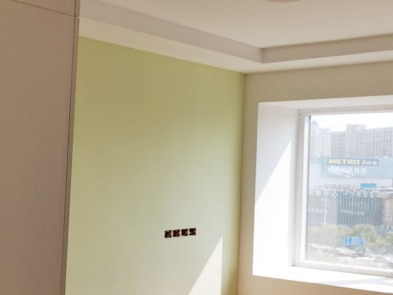 客廳墻面造型翻新：在進行客廳老墻面的翻新處理的時候要注意將老墻面的原有裝修和裝飾都一并的清除。如果老墻面是裝修了一兩年的，則可以只使用鋼刷和砂紙打磨墻面，讓墻面變得干凈平整之后開始新的乳膠漆粉刷工作，如果是裝修時間很長磨損很嚴重的老墻面，則需要用鏟子將墻面的原有裝修都鏟除，之后再刷上膩子開始新的粉刷工作。墻面的底漆作用非常重要，具有防潮、保護墻面、提高墻面粉刷效果的作用。所以底漆的步驟必不可少。在進行乳膠漆的涂刷之前先要計算好所有墻面需要的乳膠漆量，一次配好，避免二次配方產(chǎn)生色差的問題，從而導(dǎo)致墻面顏色不一致影響效果。在進行涂刷的時候也要從上到下順著一個方向進行涂刷。