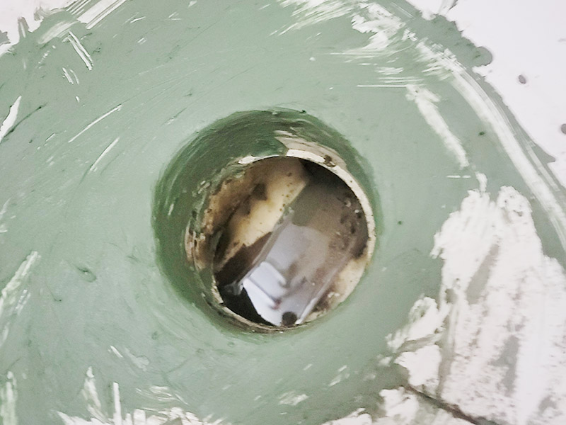 馬桶下水管打壓維修：1.觀察現(xiàn)場，以確定采購配件型號，及其他額外工具。 2.準(zhǔn)備工具及材料。準(zhǔn)備現(xiàn)場，沖一次清水，蓋上馬桶，把舊衣服墊在馬桶蓋上。 3.非常重要，通知你樓上的各家用戶，此期間不要使用馬桶沖水。 4.拆除舊管，先取下兩邊的捆綁固定物，用鉗子，一般是鐵絲擰的。然后吧管取下，一般塑料已經(jīng)老化，沒有彈性，但很脆，直接掰就行。 5.處理接口邊緣，主要是通便管道接口，老化膠皮粘著邊上，形成厚度，不敲掉的話新管套不進去。然后兩邊接口抹上凡士林。不然上面有銹，套管的時候非常困難。廢舊衣物此時可以用來擦手。 6.套管，力氣活，技巧活。注意，先吧固定的鐵圈套中膠皮管口，不然對接上之后，就帶不上了。