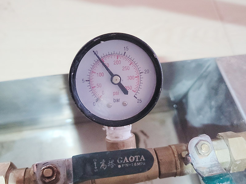 馬桶下水管打壓維修：1.觀察現(xiàn)場，以確定采購配件型號，及其他額外工具。 2.準(zhǔn)備工具及材料。準(zhǔn)備現(xiàn)場，沖一次清水，蓋上馬桶，把舊衣服墊在馬桶蓋上。 3.非常重要，通知你樓上的各家用戶，此期間不要使用馬桶沖水。 4.拆除舊管，先取下兩邊的捆綁固定物，用鉗子，一般是鐵絲擰的。然后吧管取下，一般塑料已經(jīng)老化，沒有彈性，但很脆，直接掰就行。 5.處理接口邊緣，主要是通便管道接口，老化膠皮粘著邊上，形成厚度，不敲掉的話新管套不進去。然后兩邊接口抹上凡士林。不然上面有銹，套管的時候非常困難。廢舊衣物此時可以用來擦手。 6.套管，力氣活，技巧活。注意，先吧固定的鐵圈套中膠皮管口，不然對接上之后，就帶不上了。