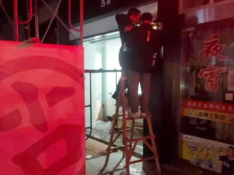 門店裝修翻新：1、在裝修之前，先要定位好門店裝修風(fēng)格，要依據(jù)當(dāng)?shù)氐南M程度、消費群體等衡量設(shè)計。當(dāng)然，更重要是實時跟進(jìn)效果圖的設(shè)計，確保最后可以是契合當(dāng)?shù)氐难b修作風(fēng)。 2、店的水電安裝需要提前策劃好，以便在后期能夠方便使用，不需要再另外添加，以免給門店造成部分破壞。 3、店內(nèi)裝飾不宜采用過多的線條分割和色彩渲染，以免顧客產(chǎn)生視覺疲勞。店面的色彩要統(tǒng)一和諧，不宜采用任何生硬的、強(qiáng)烈的對比。 4、 招牌上的字號大小要適宜，過大會使招牌顯得太擠，破壞整體布局，可通過襯底色來突出店名。另外，為適合顧客閱讀，店名一般不要使用草書或外文字母。 主體拆改是最先上的一個項目，主要包括拆墻、砌墻、鏟墻皮、拆暖氣、換塑鋼窗等等。拆改完的垃圾，要及時清理出去，保證室內(nèi)的清潔，也更方便日后施工。 水電改造前，設(shè)計師應(yīng)上門進(jìn)行第一次測量，幫忙確定好開關(guān)、燈具等的確切位置，制定改造方案。 插座面板大概半天可以安裝完畢，應(yīng)注意插座最好買帶開關(guān)功能的，尤其是廚房，這樣，電飯鍋、微波爐就可免于插拔電源，用開關(guān)即可控制。