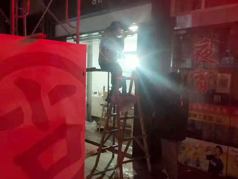 門店裝修翻新：1、在裝修之前，先要定位好門店裝修風(fēng)格，要依據(jù)當(dāng)?shù)氐南M程度、消費群體等衡量設(shè)計。當(dāng)然，更重要是實時跟進(jìn)效果圖的設(shè)計，確保最后可以是契合當(dāng)?shù)氐难b修作風(fēng)。 2、店的水電安裝需要提前策劃好，以便在后期能夠方便使用，不需要再另外添加，以免給門店造成部分破壞。 3、店內(nèi)裝飾不宜采用過多的線條分割和色彩渲染，以免顧客產(chǎn)生視覺疲勞。店面的色彩要統(tǒng)一和諧，不宜采用任何生硬的、強(qiáng)烈的對比。 4、 招牌上的字號大小要適宜，過大會使招牌顯得太擠，破壞整體布局，可通過襯底色來突出店名。另外，為適合顧客閱讀，店名一般不要使用草書或外文字母。 主體拆改是最先上的一個項目，主要包括拆墻、砌墻、鏟墻皮、拆暖氣、換塑鋼窗等等。拆改完的垃圾，要及時清理出去，保證室內(nèi)的清潔，也更方便日后施工。 水電改造前，設(shè)計師應(yīng)上門進(jìn)行第一次測量，幫忙確定好開關(guān)、燈具等的確切位置，制定改造方案。 插座面板大概半天可以安裝完畢，應(yīng)注意插座最好買帶開關(guān)功能的，尤其是廚房，這樣，電飯鍋、微波爐就可免于插拔電源，用開關(guān)即可控制。