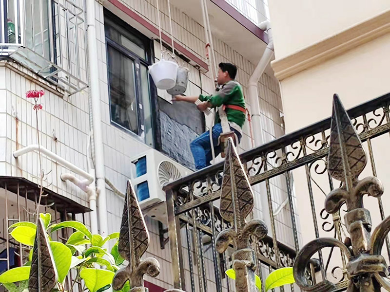 外墻瓷磚修補(bǔ)：將破損墻磚取出，用切割機(jī)在離損壞的墻磚的四周5到6毫米處切槽，用切割刀將墻磚縫的水泥稍微刮下一些，再用切割刀吧墻磚表面的釉面劃開(kāi)一道口，以便把墻磚敲碎取出，用錘子把墻磚敲碎后取下來(lái)，如果水泥粘得太牢，可以用錘子和鏨子把破損的墻磚剔下。 將磚上的砂漿全部刮干凈，然后在107膠中加入適量的水泥，并攪拌成糊狀。然后在瓷磚的背面涂上薄薄的一層，再將瓷磚粘到之前粘貼的墻面，一會(huì)功夫就可粘牢。給瓷磚填縫，按照比例調(diào)勻瓷磚填縫劑，用海綿抹刀將填縫劑抹到墻磚之間的縫隙中;填縫劑半干后，將海綿沾水，把多余的填縫劑擦掉，干燥后完成。