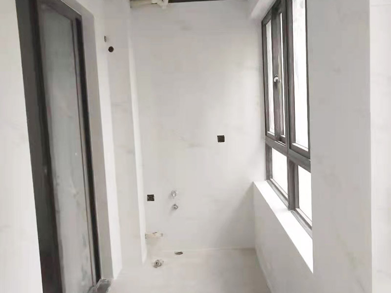 陽(yáng)臺(tái)貼磚翻新：需要在粘結(jié)劑量置晾時(shí)間內(nèi)，將準(zhǔn)備好的瓷磚鋪壓到位，垂直于梳理方向輕微搓動(dòng)以排出磚下的空氣。鋪貼到位后用橡皮錘輕擊，用尺寸合適的十字定位架來調(diào)整表面平整度及接縫的平直。鋪設(shè)好的磚面應(yīng)該及時(shí)清理干凈，特別是去除殘留其上的粘結(jié)劑。合格的粘結(jié)劑干硬后即使在陶瓷磚面上也不易被清除掉。清理好的瓷磚面應(yīng)該立即擺放標(biāo)識(shí)進(jìn)行隔離，避免污染或擾動(dòng)，直到下一個(gè)填縫工序。 填縫后，用木版或其他工具刮去大灰，用6--8#園鋼清理灰縫，以突出磚的立體感，磁磚表面殘留水泥一定等其發(fā)白時(shí)(即干而未凝固時(shí))，用干布或鋸沫(木屑)、大沙、擦凈表面水泥，(注意一定不要用濕布)、布條、海綿等要勤擦勤換。 等徹底凝固后，用加長(zhǎng)柄化纖滾筒毛刷沾取20%--30%鹽酸溶液進(jìn)行全面清洗，之后用清水沖凈。這時(shí)要小心操作以免鹽酸沾染人身及衣物哦。