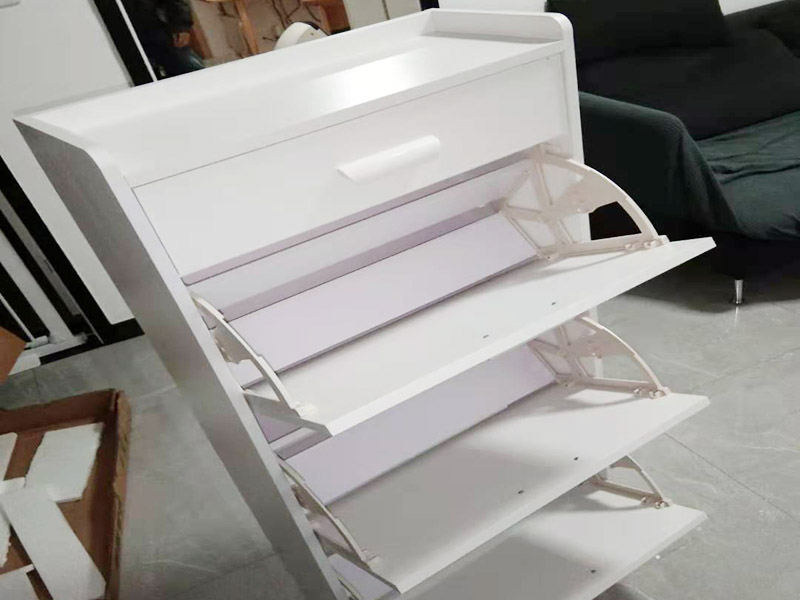 1、預埋螺母：加固專用；連接桿：連接專用；偏心頭：解決了板材之間鎖緊問題。通過、漲栓，螺栓，偏心件組合的三合一連接，牢固。 　　2、三合一連接可以多次拆裝。這也是板式家具的優(yōu)點之一。 　　3、隱蔽。從外表面看不到三合一連接件。 　　4、三合一連接，減少了黏合劑的使用，更加環(huán)保。