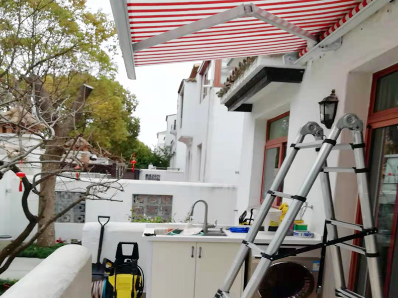 室外雨棚安裝調(diào)試：測量放線&rarr;安頂棚主骨架&rarr;安裝調(diào)平頂棚次骨架&rarr;安裝外層&rarr;安裝內(nèi)層&rarr;頂棚外部檐口調(diào)整及處理 ①根據(jù)安裝圖紙測量標高和頂棚位置，用墨線彈出頂棚主骨架的位置線。②根據(jù)設計圖安裝膨脹螺栓，在將鋼板固定好，將主骨架的中心線投至鋼板。③安裝主骨架時先安裝兩端，然后再安裝中間部分；先組裝方鋼管，中間與預埋鋼板焊接。④主骨架安裝完畢后接下來安裝次骨架，并與主骨架焊接固定好。⑤外層的厚度有20mm，安裝好之后需要打膠，安裝壓條才算全部完成。⑥內(nèi)層的厚度為16mm，安裝前將上層底板擦干凈，也要進行打膠和安裝壓條的工序。⑦后安裝外檐，將細節(jié)部分全部調(diào)整好即可。